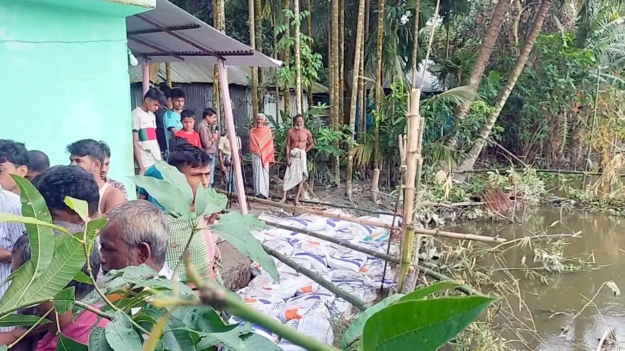 লক্ষ্মীপুরে খালের তীব্র স্রোতে ভাঙনের মুখে মসজিদসহ বিস্তীর্ণ জনপদ