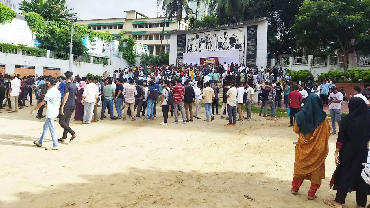 লালদিঘী ময়দানে জড়ো হচ্ছেন শিক্ষার্থীরা