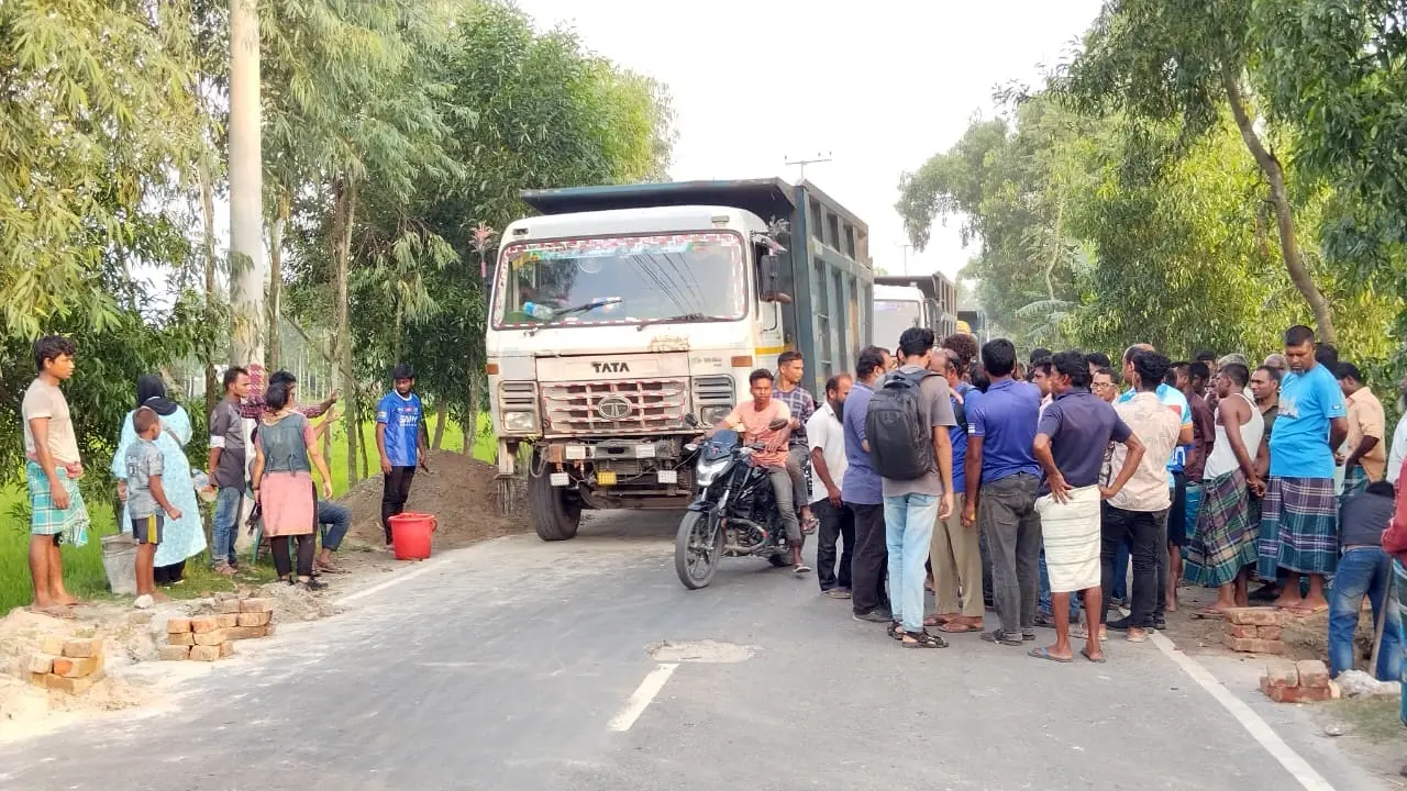 সড়কে ব্যারিকেড নির্মাণে বাধা, শিক্ষার্থীকে পেটালেন আ. লীগ কর্মী