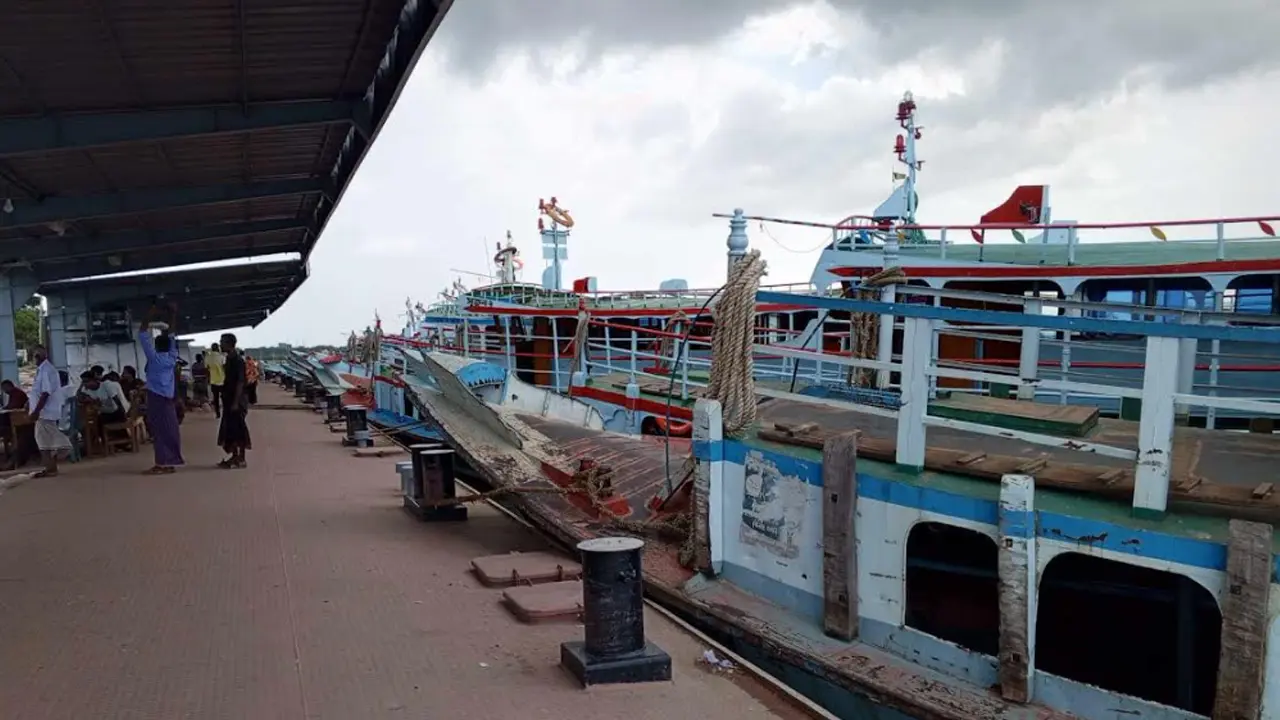 দৌলতদিয়া-পাটুরিয়া নৌরুটে লঞ্চ চলাচল বন্ধ, চলছে ফেরি