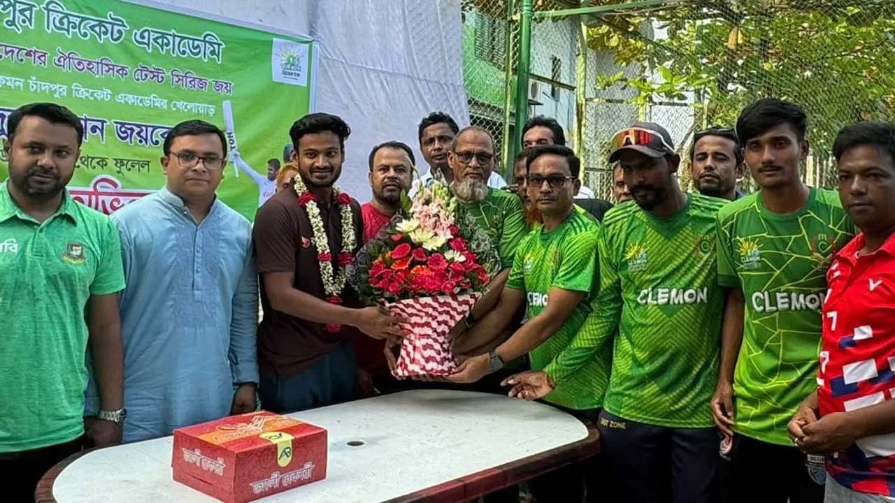 ক্রিকেটার মাহমুদুল হাসানকে চাঁদপুরে সংবর্ধনা