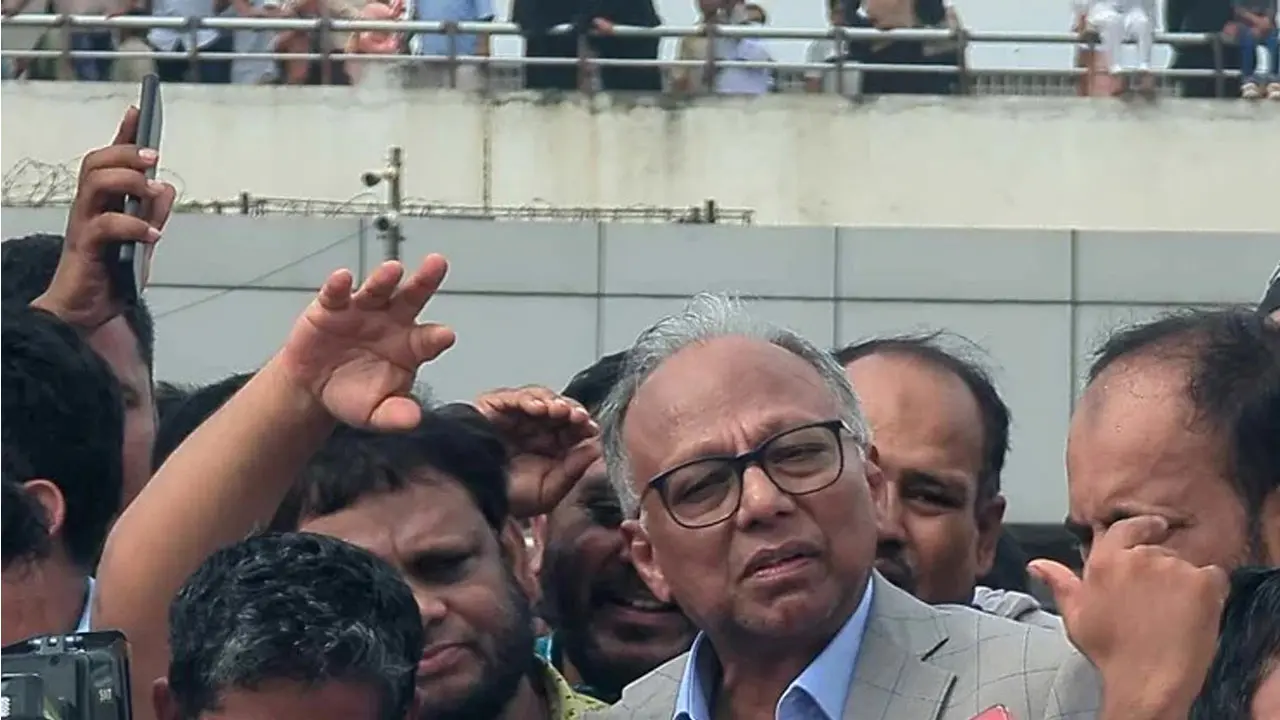 আমাকে আমার মতো করে লড়তে দিন, দেশে ফিরে বললেন মাহমুদুর রহমান