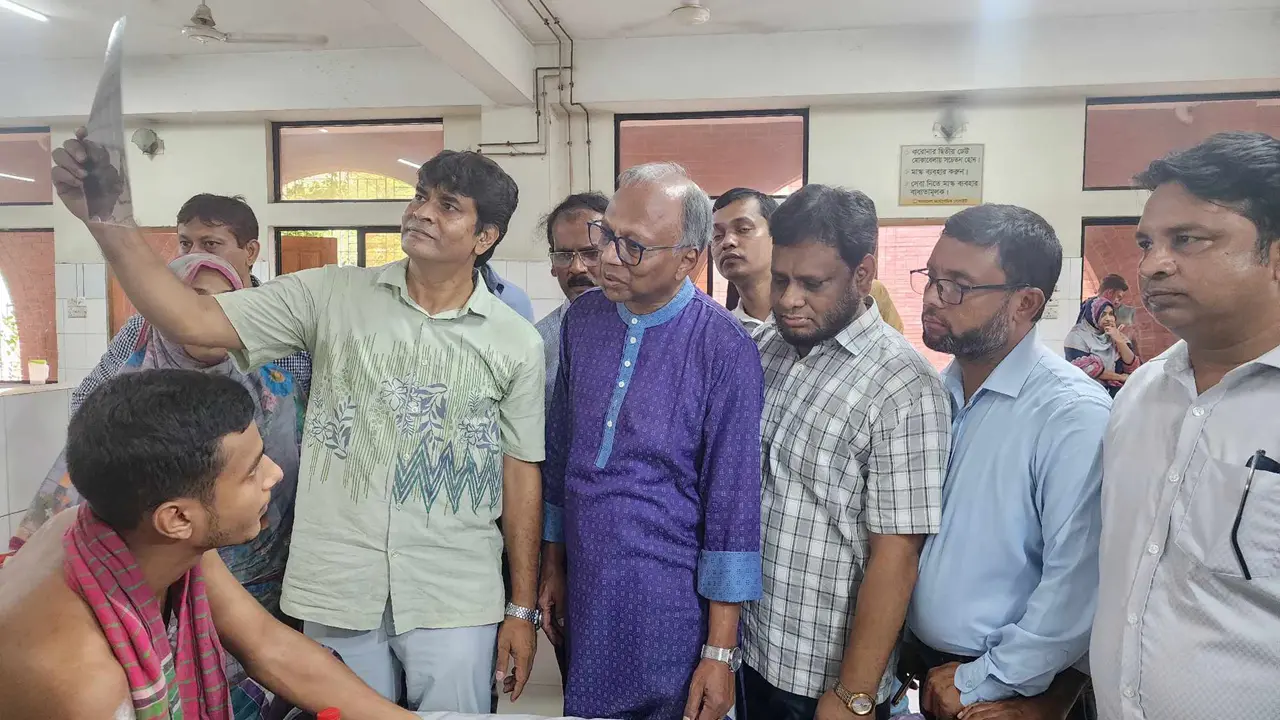 আহতদের চিকিৎসা-পুনর্বাসনে লড়াইয়ের ডাক মাহমুদুর রহমানের