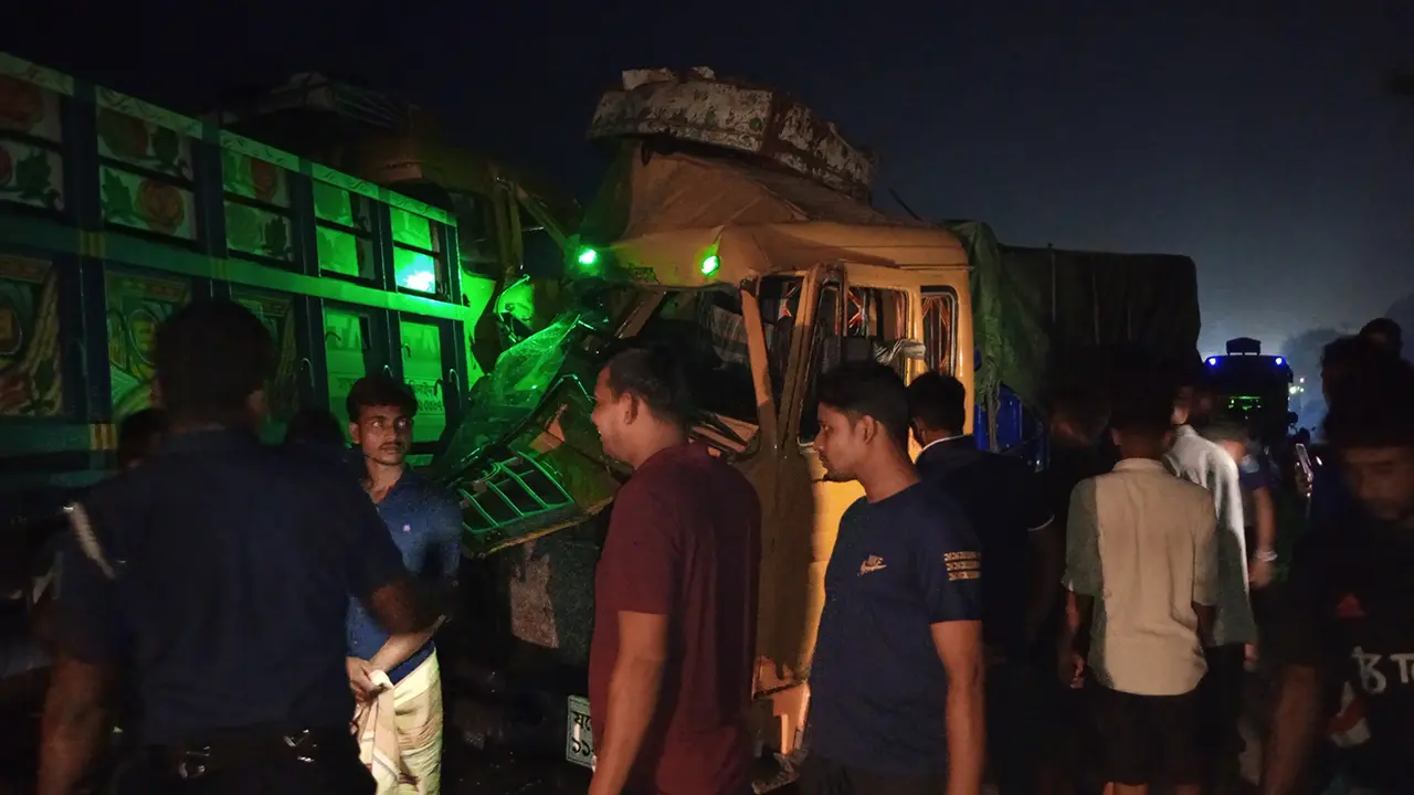 দুই ট্রাকের মুখোমুখি সংঘর্ষ, ঢাকা-আরিচা মহাসড়কে যানচলাচল বন্ধ