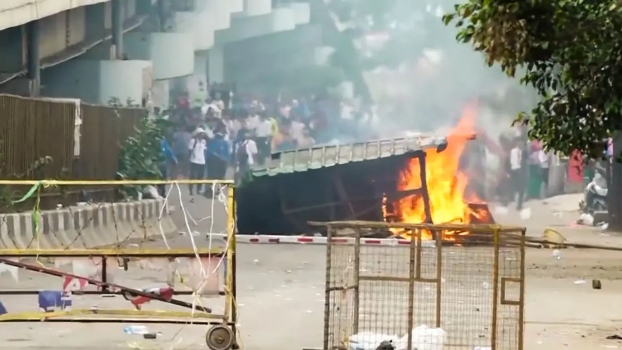 ছাত্র বিক্ষোভ: সংঘর্ষের পর ইম্ফল ছেড়ে আসামে গেলেন মণিপুরের গভর্নর