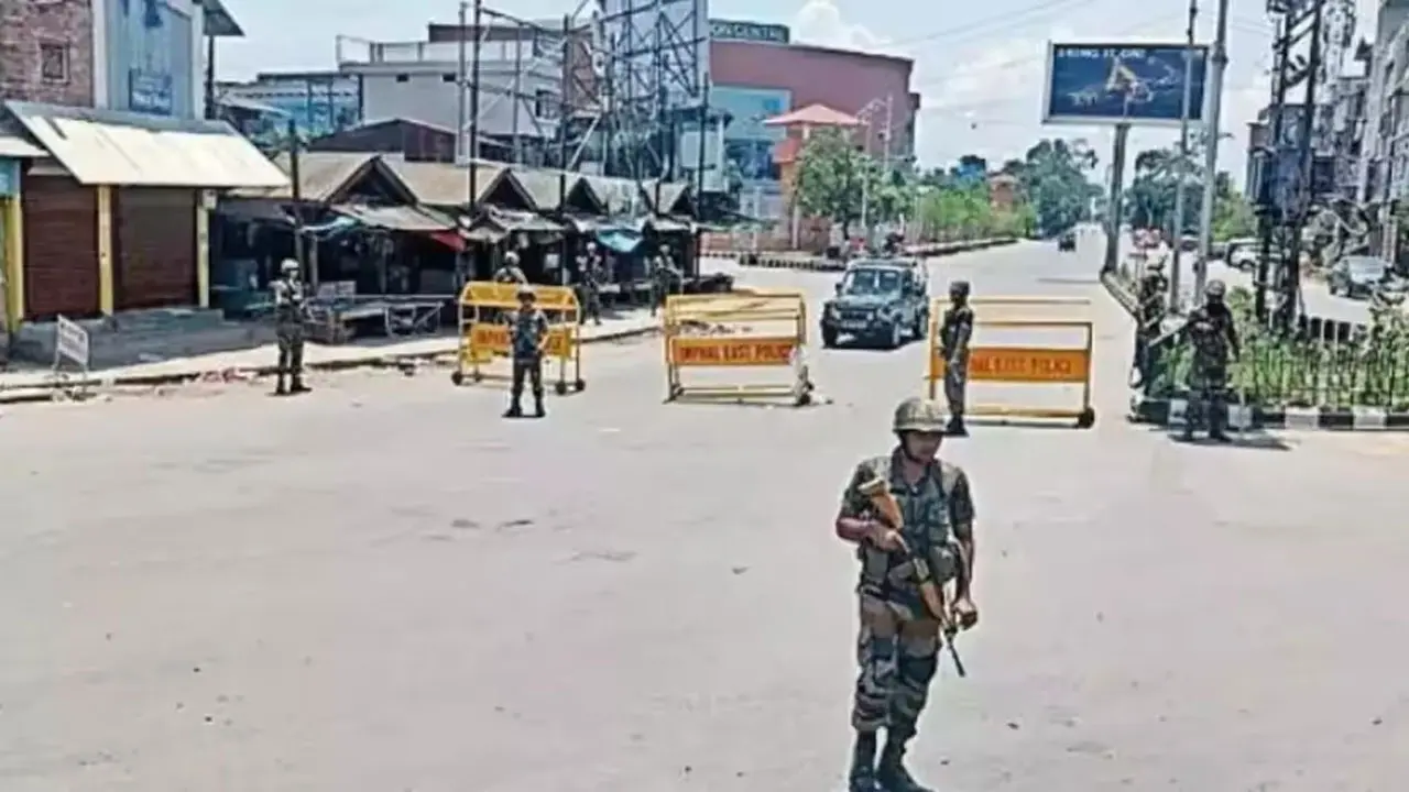 বাড়ছে সহিংসতা, মণিপুরের ৩ জেলায় অনির্দিষ্টকালের কারফিউ জারি