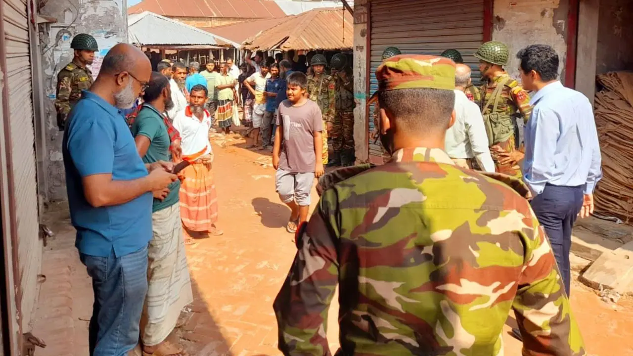 সরকারি বস্তায় চাল রাখায় দুই গুদাম সিলগালা 