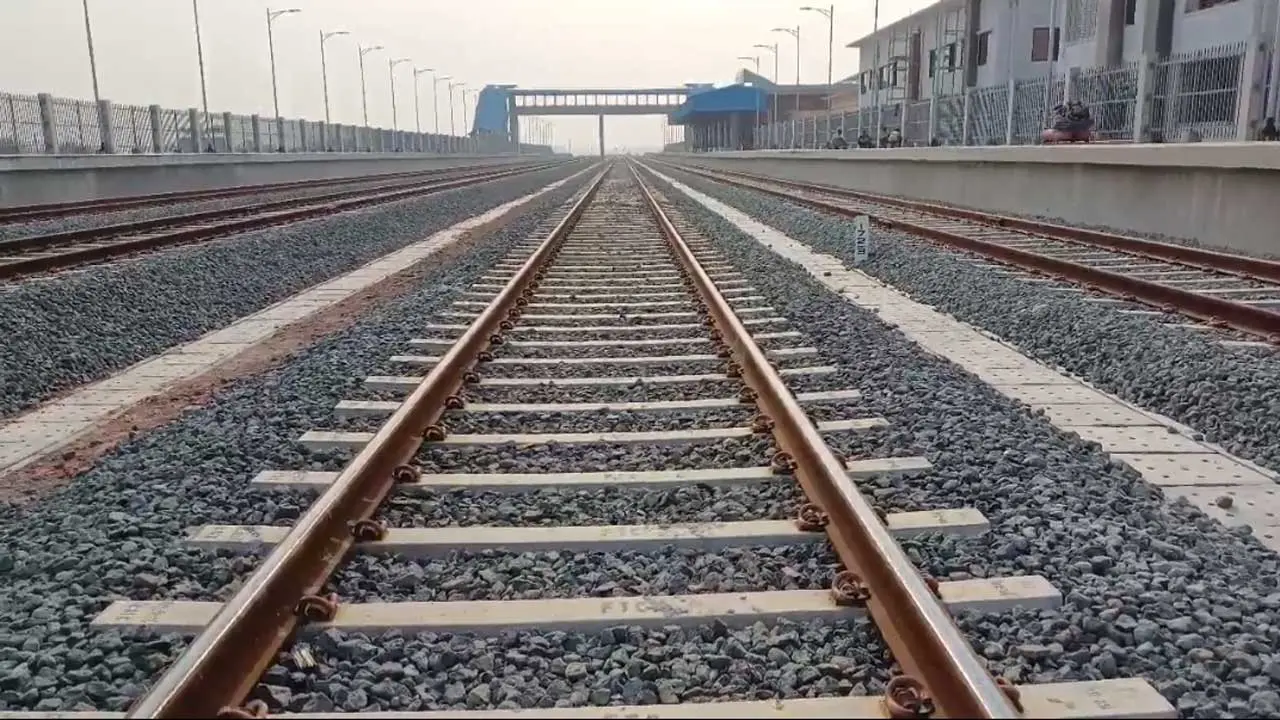 মুন্সীগঞ্জে মহিষ চড়াতে গিয়ে ট্রেনের ধাক্কায় রাখালের মৃত্যু