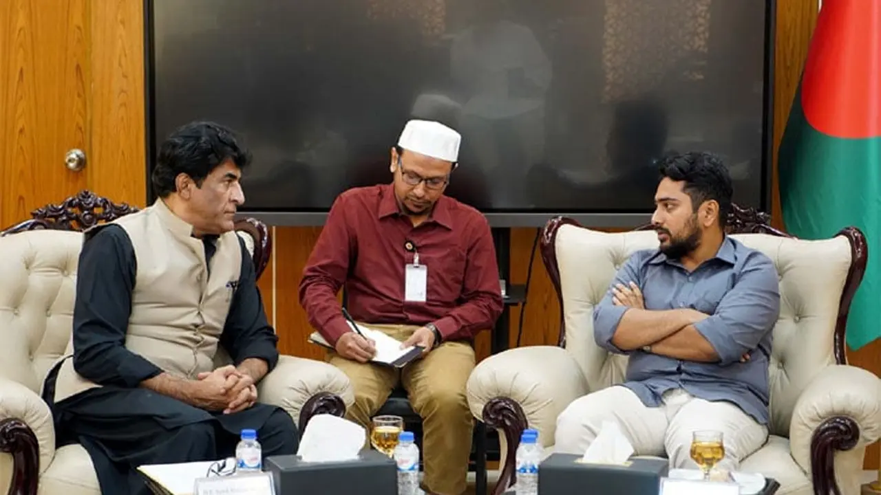 তথ্য ও সম্প্রচার উপদেষ্টার সঙ্গে পাকিস্তান হাইকমিশনারের সাক্ষাৎ