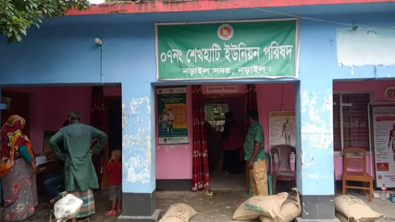 আত্মগোপনে চেয়ারম্যান, জনগণের ভোগান্তি