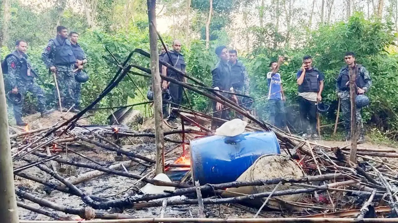 মহেশখালীতে দেশীয় মদ তৈরির কারখানায় নৌবাহিনীর অভিযান 