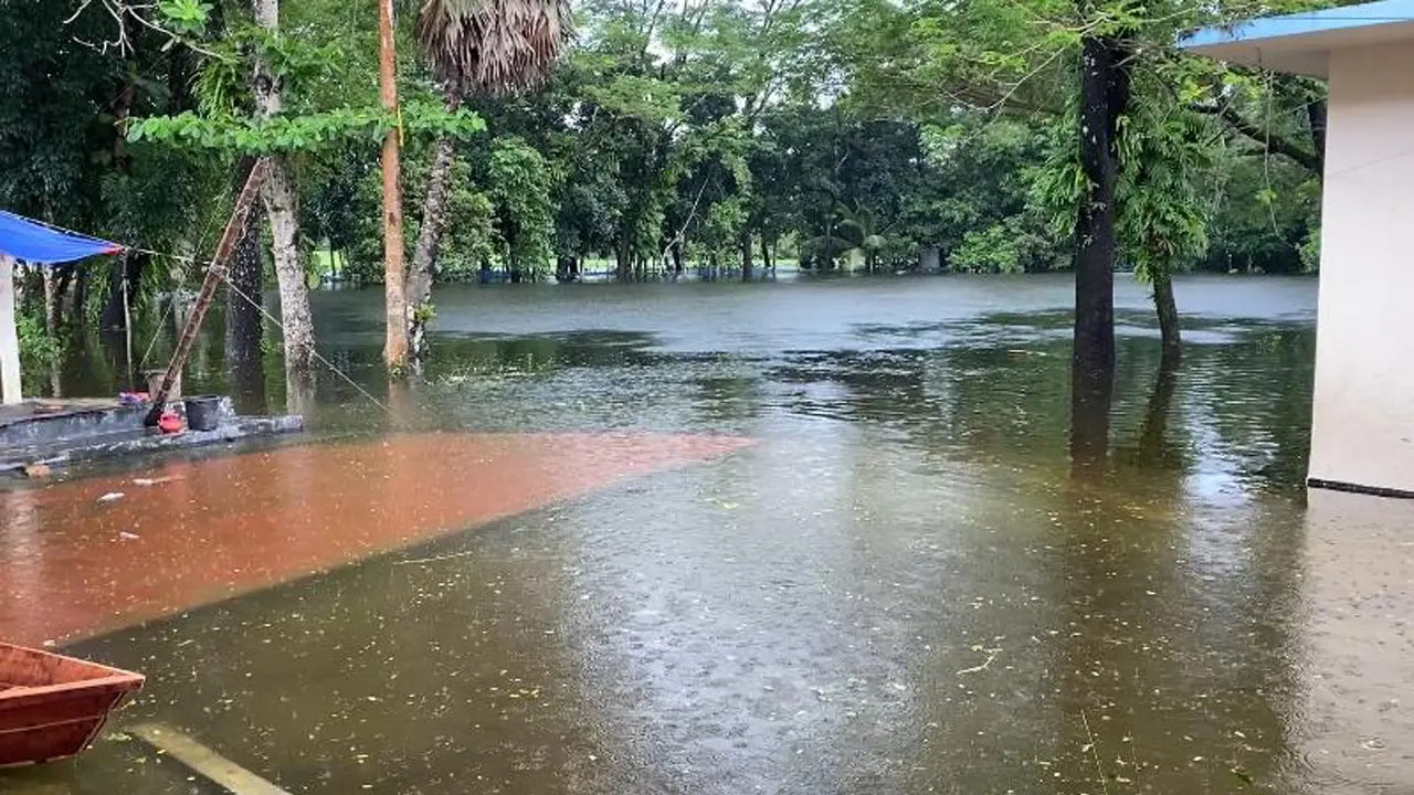 টানা বৃষ্টিতে নোয়াখালীতে বিপর্যস্ত জনজীবন, পানিবন্দি ১২ লাখ মানুষ