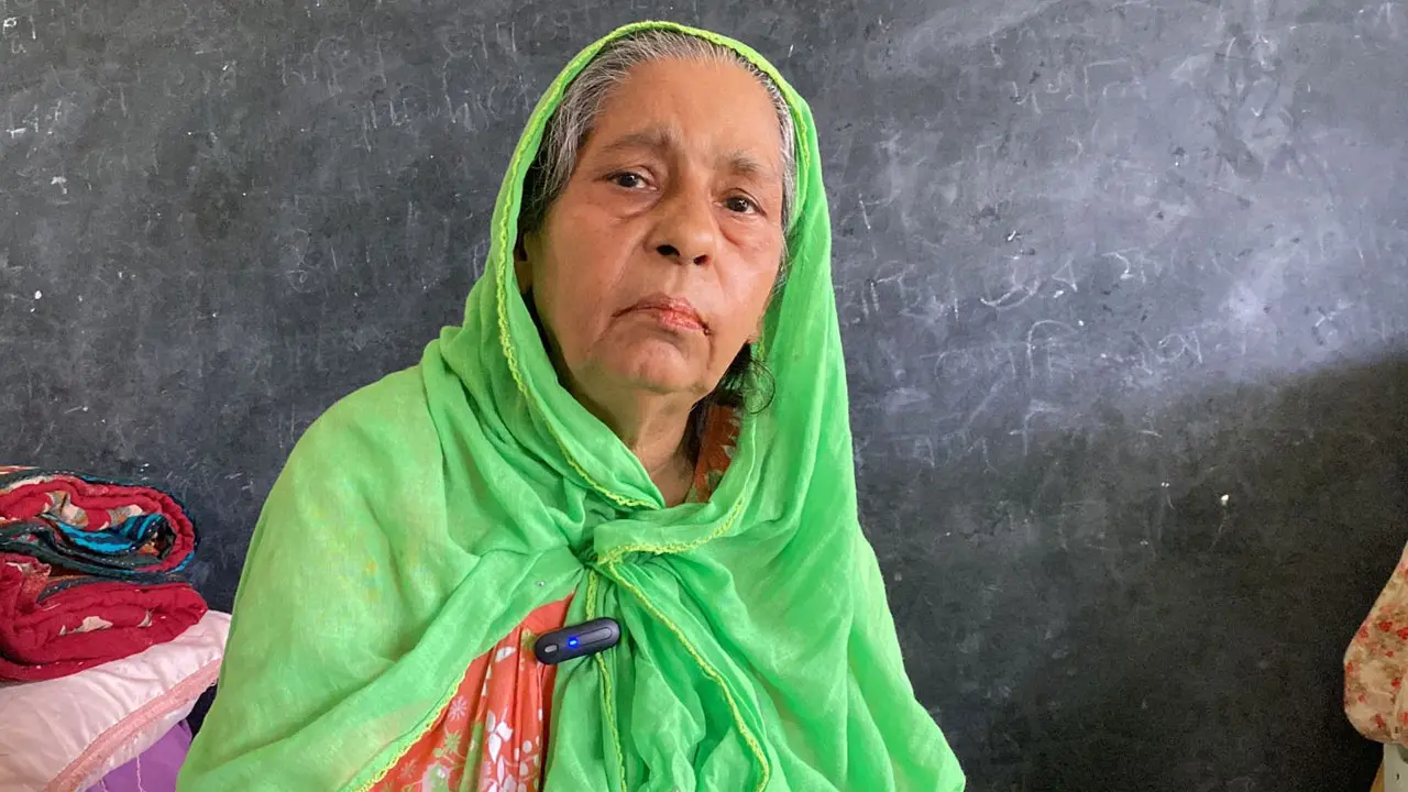 ‘মানুষের দেওয়া পুরান কাপড় পরতেসি, যা দেয় খাচ্ছি’