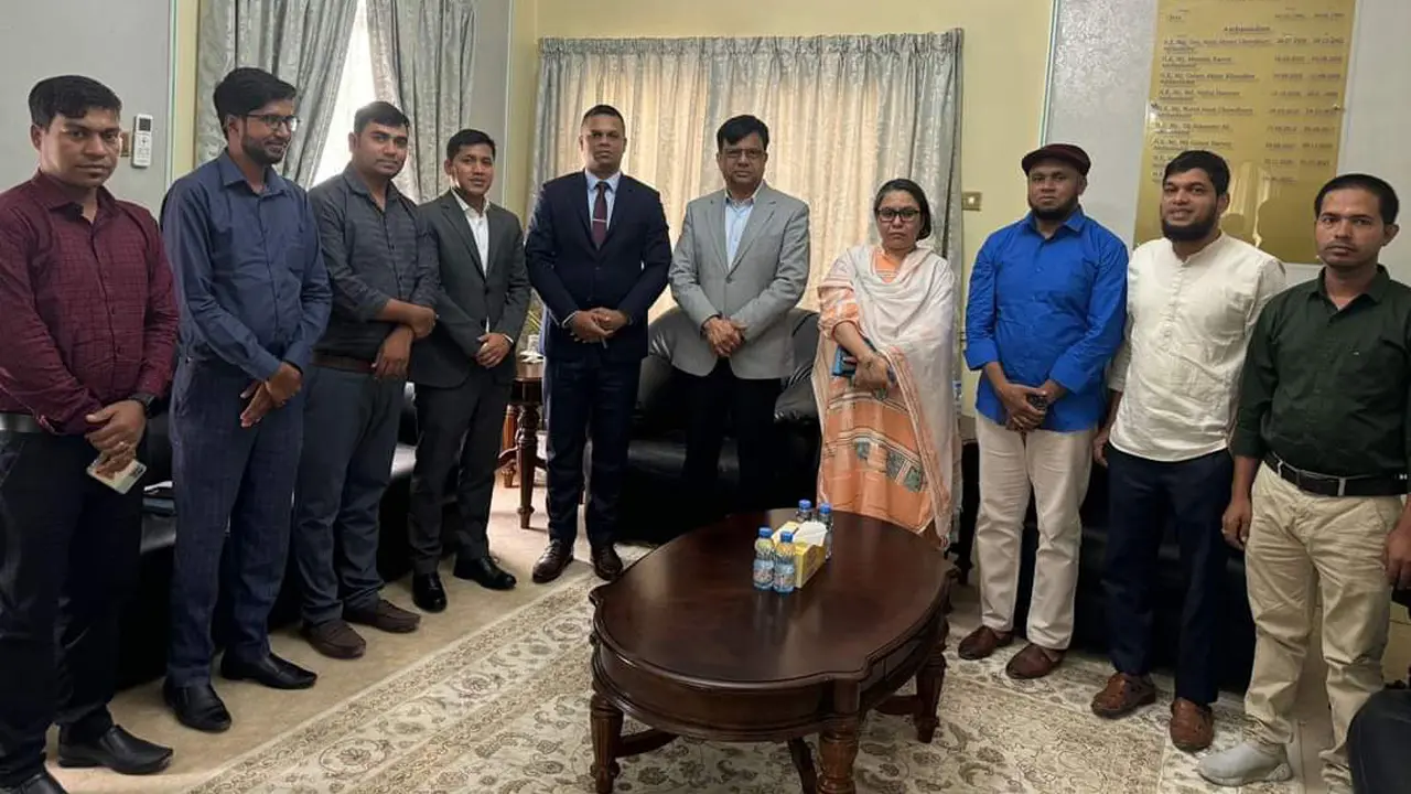 ওমানে দূতাবাসের কর্মকর্তাদের সঙ্গে গণমাধ্যমকর্মীদের মতবিনিময়