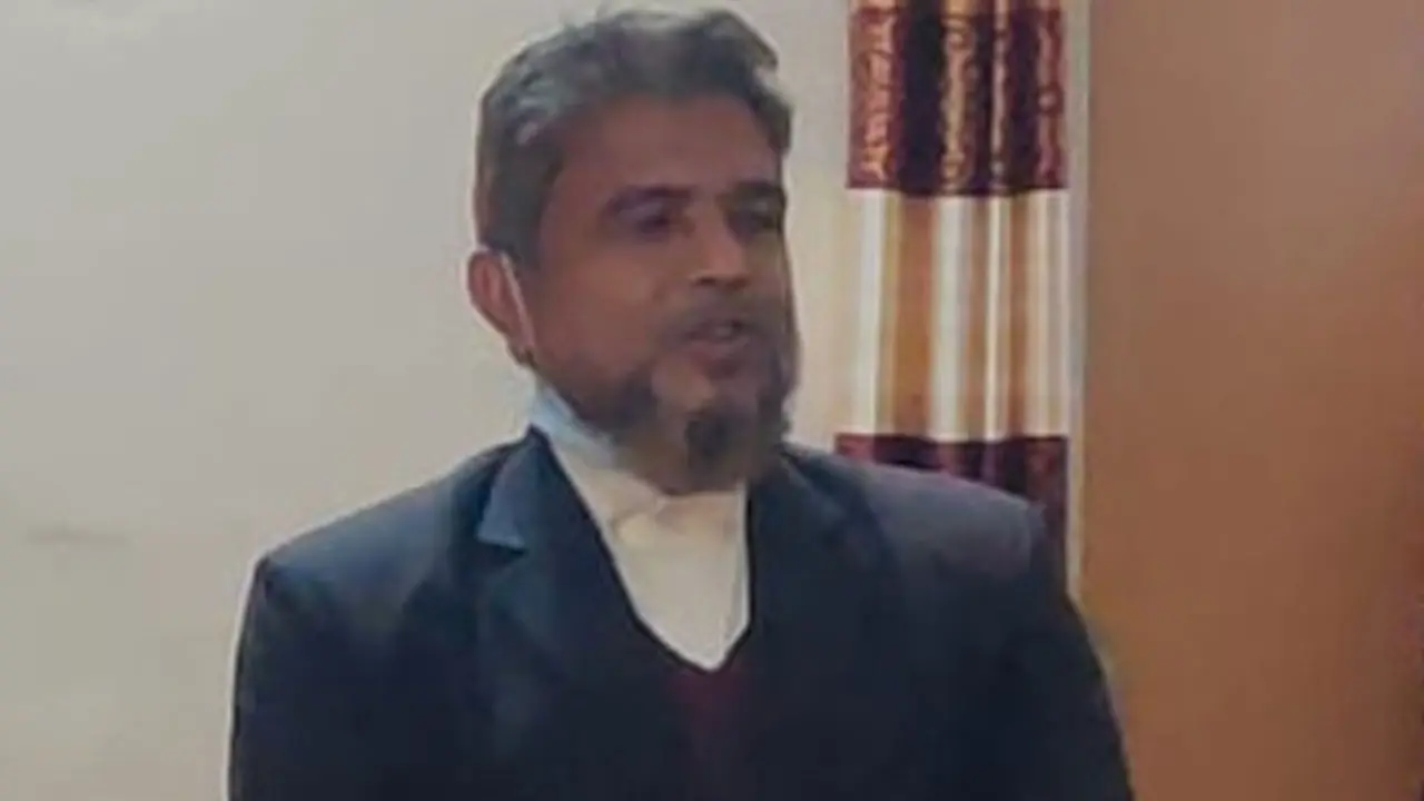 পদত্যাগ করা আওয়ামীপন্থি অধ্যক্ষকে ফেরালেন বিএনপির নেতাকর্মীরা