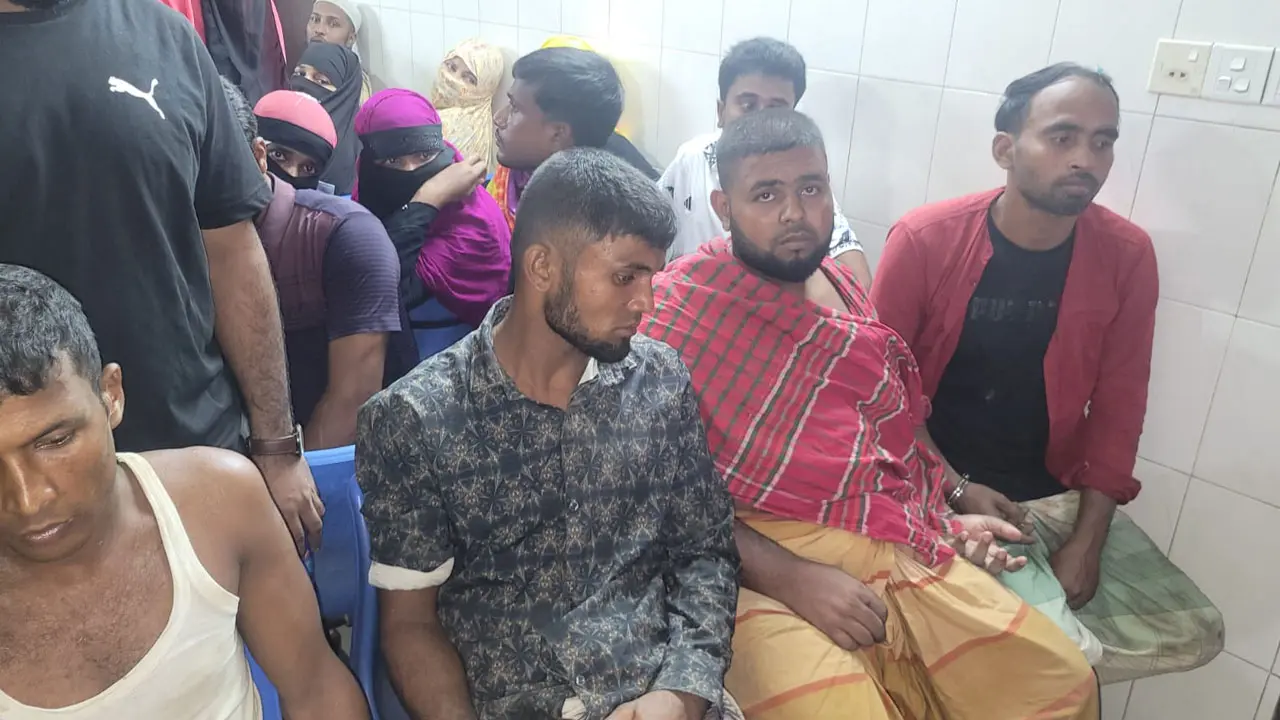 পাবনায় বালুমহালের নিয়ন্ত্রণ নিয়ে গোলাগুলি, অস্ত্রসহ আটক ১০