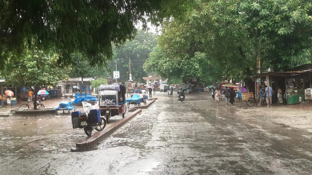 আশ্বিনের বৃষ্টিতে বিপাকে নিম্ন আয়ের মানুষ