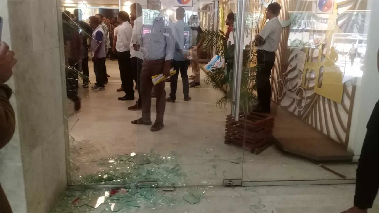 পেট্রোবাংলায় হামলা–ভাঙচুর, পাঁচ কর্মকর্তা-কর্মচারী সাময়িক বরখাস্ত