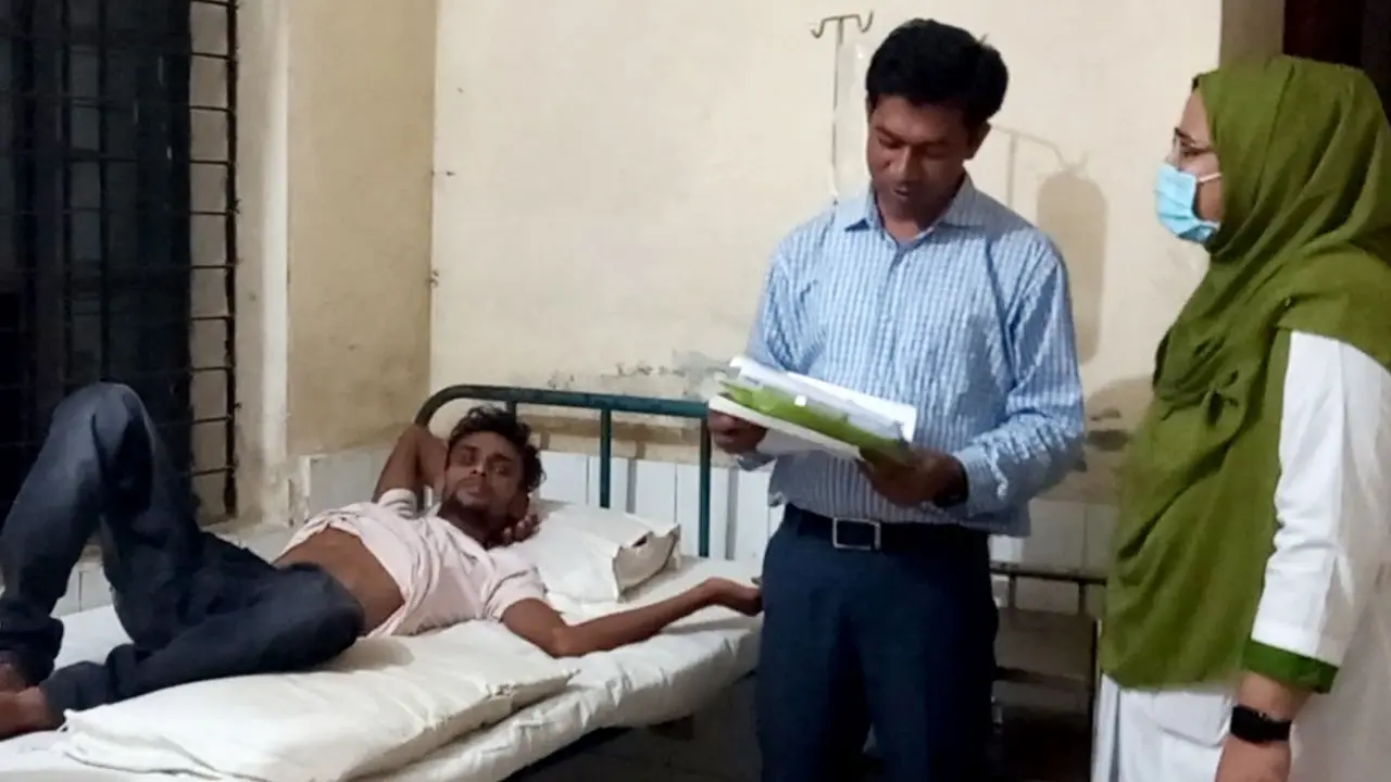 গুলিবিদ্ধ সেই দিনমজুরের পাশে দাঁড়ালেন ইউএনও, হাসপাতালে ভর্তি