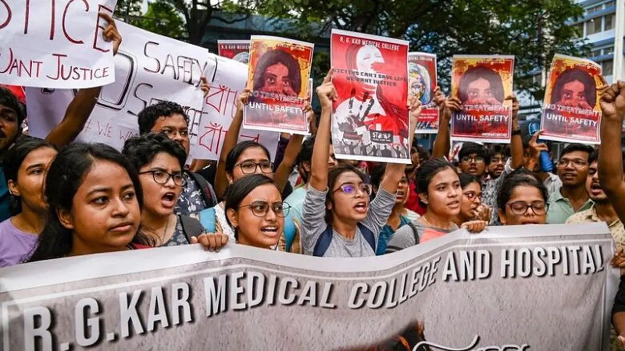 পুলিশ কি সত্যিই টাকার প্রস্তাব দিয়েছিল, যা জানাল তরুণীর মা-বাবা