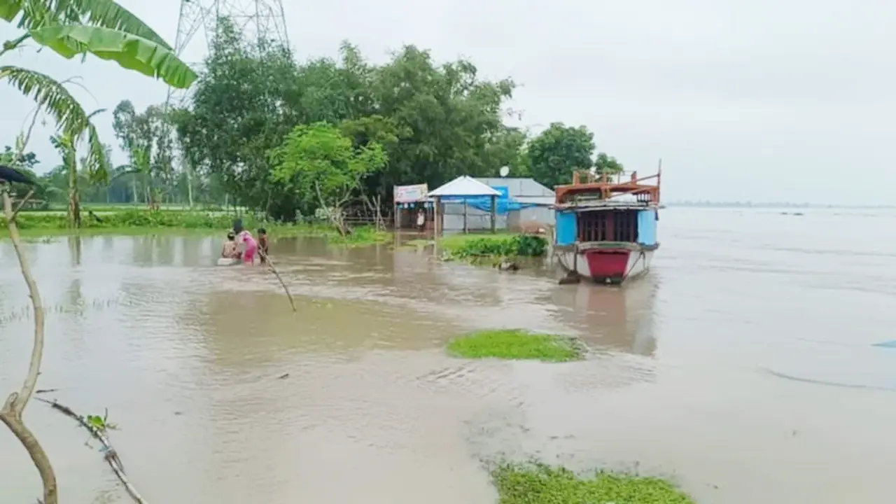 আকস্মিক বন্যায় পানিবন্দি লক্ষাধিক মানুষ, ব্যাপক ক্ষয়ক্ষতির শঙ্কা
