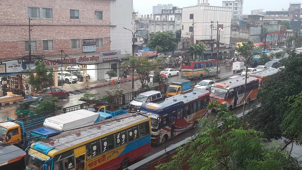 টানা বৃষ্টি-জলাবদ্ধতায় রাজধানীজুড়ে যানজট, ভোগান্তি চরমে