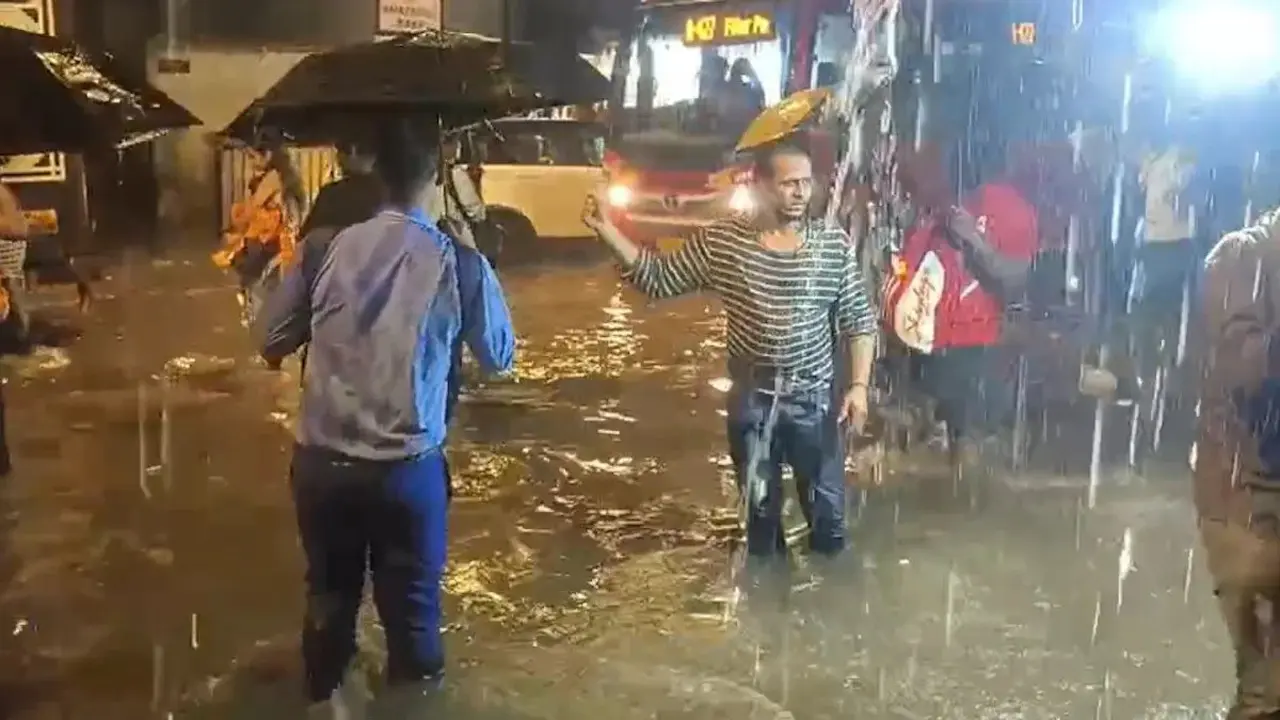 মুম্বাইয়ে ভারী বৃষ্টি, ডুবেছে রাস্তাঘাট, ঘুরিয়ে দেওয়া হয়েছে বিমান