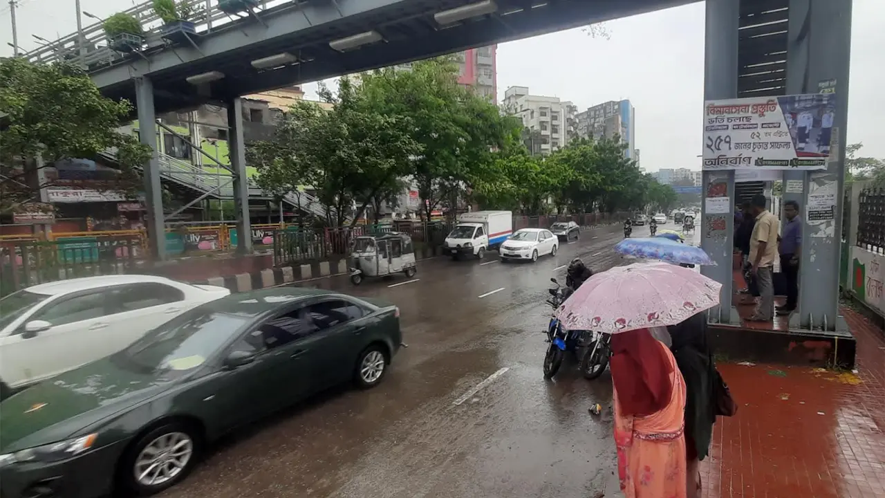 বৃষ্টিতে জনজীবনে ছন্দপতন, কোথাও যানজট কোথাও গাড়ির অপেক্ষা