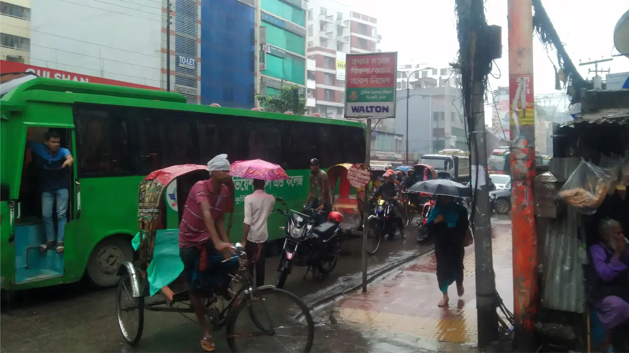 ঢাকায় ঝরছে আশ্বিনের বৃষ্টি, পথে পথে ভোগান্তি