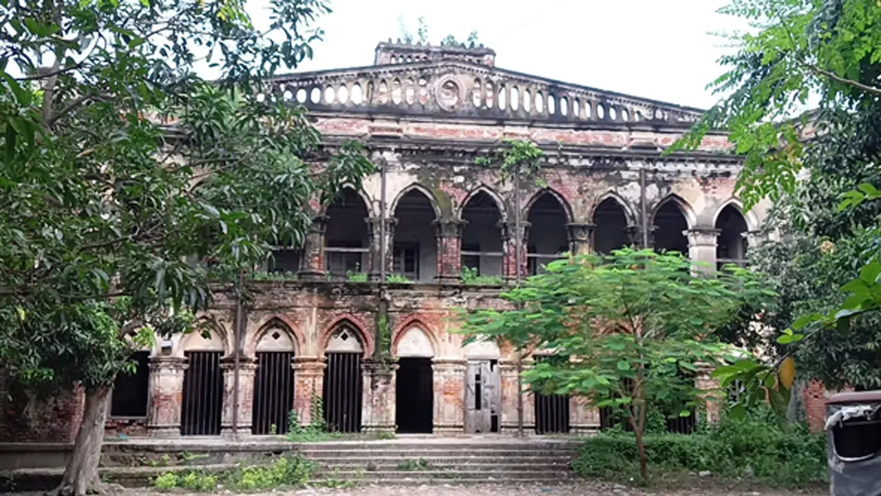 সংস্কারের অভাবে ধুঁঁকছে ‘হাজারদুয়ারি’