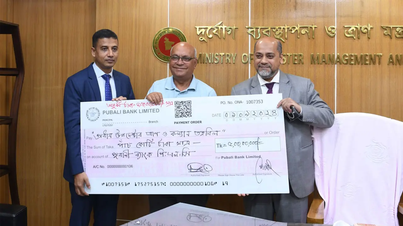 বন্যার্তদের জন্য ৮ কোটি টাকা দিলো বিভিন্ন ব্যক্তি-প্রতিষ্ঠান