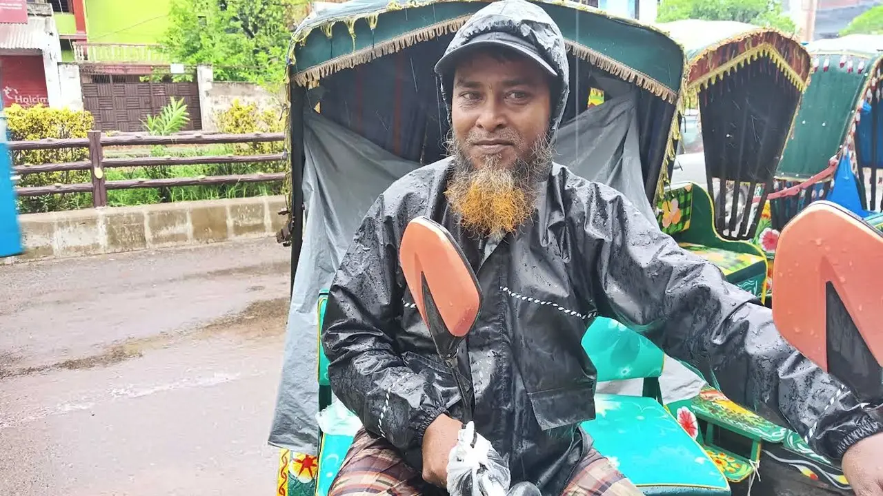পেটের দায়ে দুর্যোগ মানছি না, কাঁপছি উপায় নেই