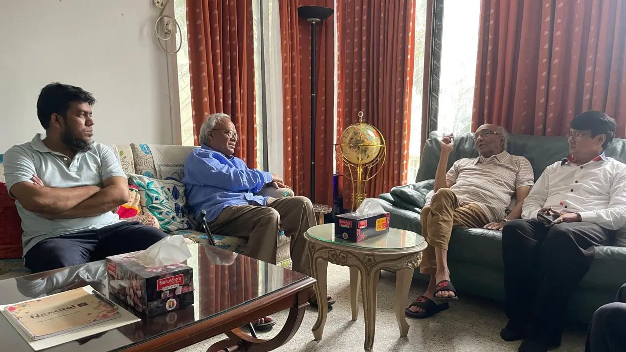 সাংবাদিক শফিক রেহমানের সঙ্গে সৌজন্য সাক্ষাৎ করলেন রিজভী