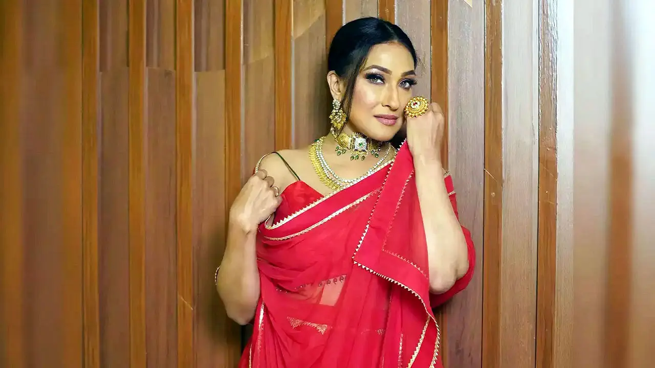 ভিসা জটিলতায় বাংলাদেশ আসতে পারছেন না কলকাতার দুই নায়িকা