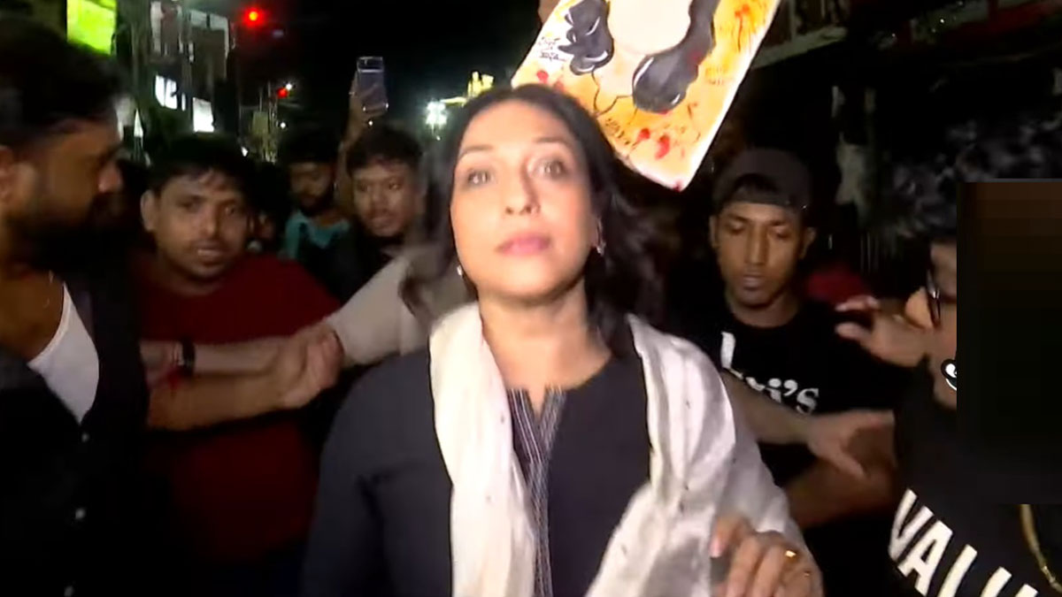 জনরোষের মুখে পালিয়ে গেলেন ঋতুপর্ণা