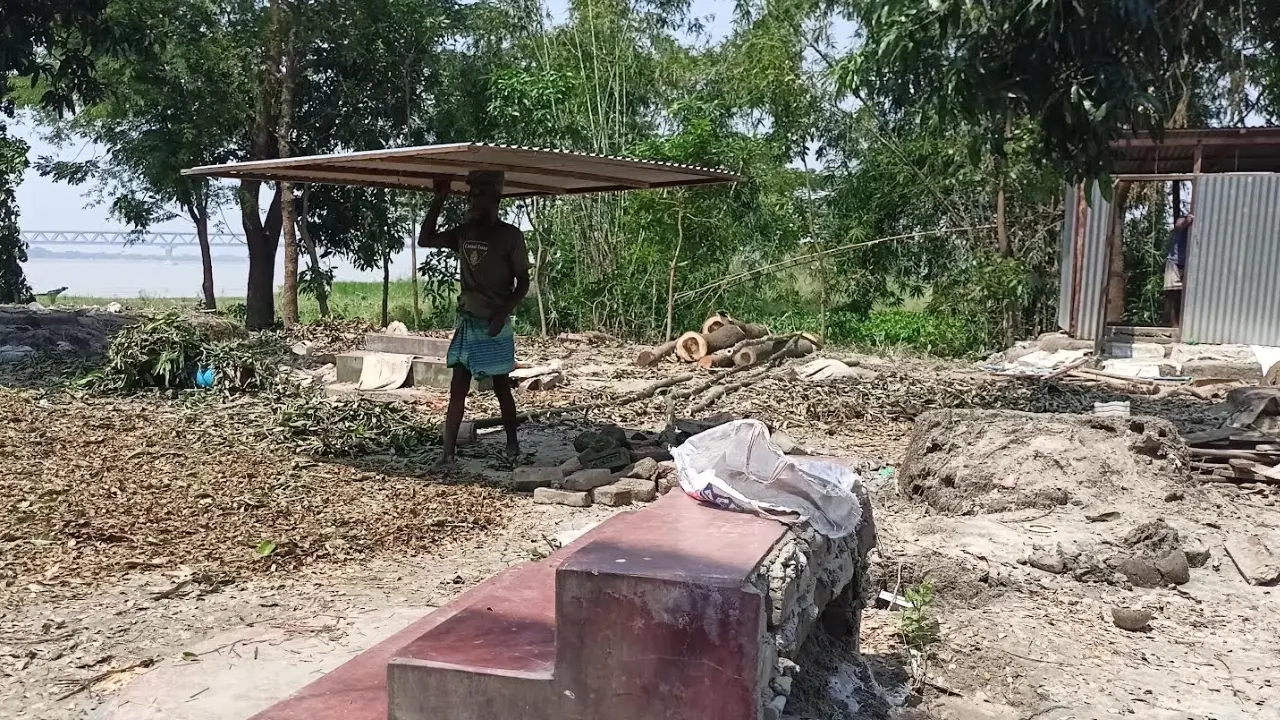 পদ্মার ভাঙনে ভিটেমাটি হারা ২৫০ পরিবার, ঝুঁকিতে স্কুলসহ ৩০০ বাড়িঘর