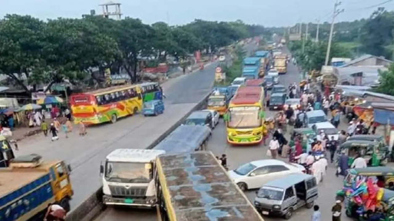 কুমিল্লায় বাসের চাপায় শিশুসহ নিহত ২