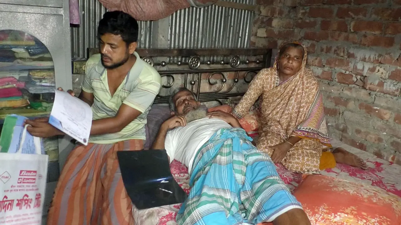 পায়ে গুলি নিয়ে কাতরাচ্ছেন বাবু মিয়া