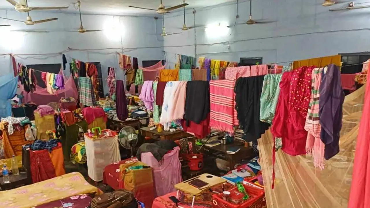 কষ্ট আর ঝুঁকি নিয়েই গণরুমে থাকছেন ছাত্রীরা