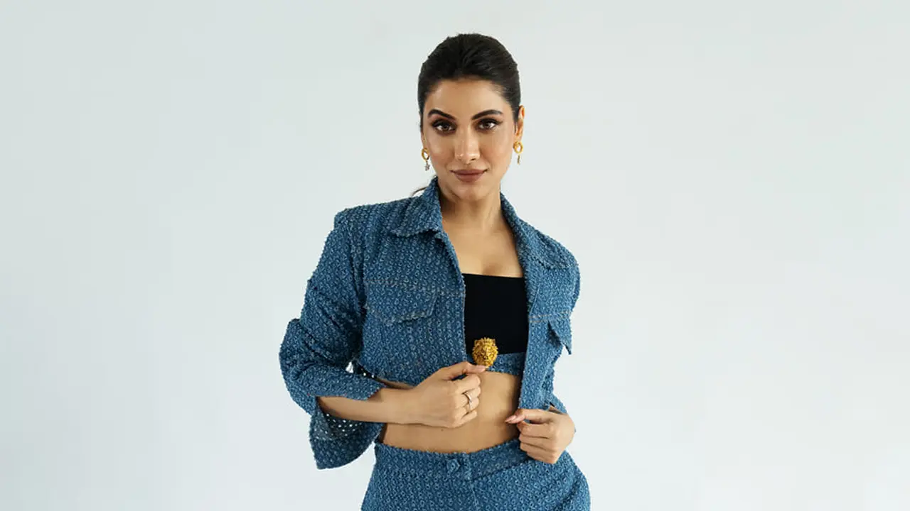 ছবি শেয়ার করে কটাক্ষের শিকার রুক্মিণী