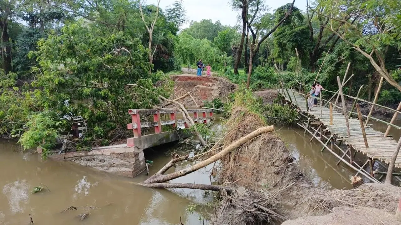 সোনাগাজীতে পানির তোড়ে ভেঙে গেছে ব্রিজ, চরম দুর্ভোগে হাজারো মানুষ