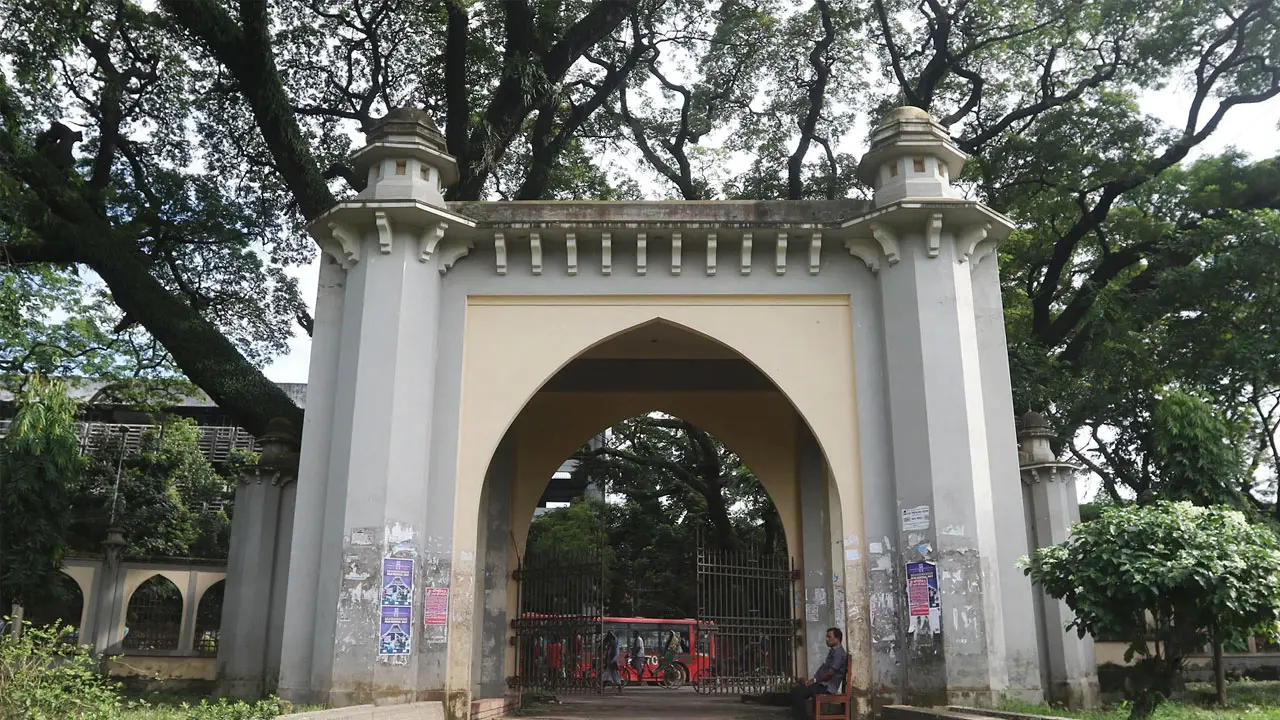 সত্যিই কি ছাত্রলীগের বাধায় ঢাবির সলিমুল্লাহ হলে আজান বন্ধ হয়?