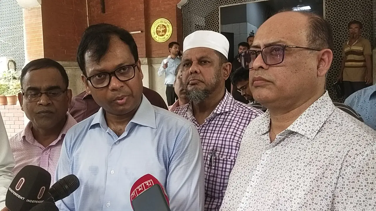 ঢামেকে আহতদের দেখতে গেল অ্যাডমিনিস্ট্রেটিভ সার্ভিস অ্যাসোসিয়েশন