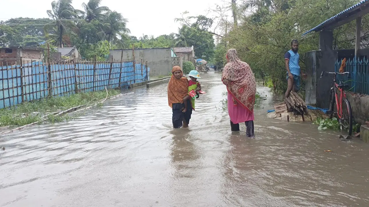 ১৩৮ মিলিমিটার বৃষ্টিতে ডুবেছে সাতক্ষীরা, দুর্ভোগে মানুষ
