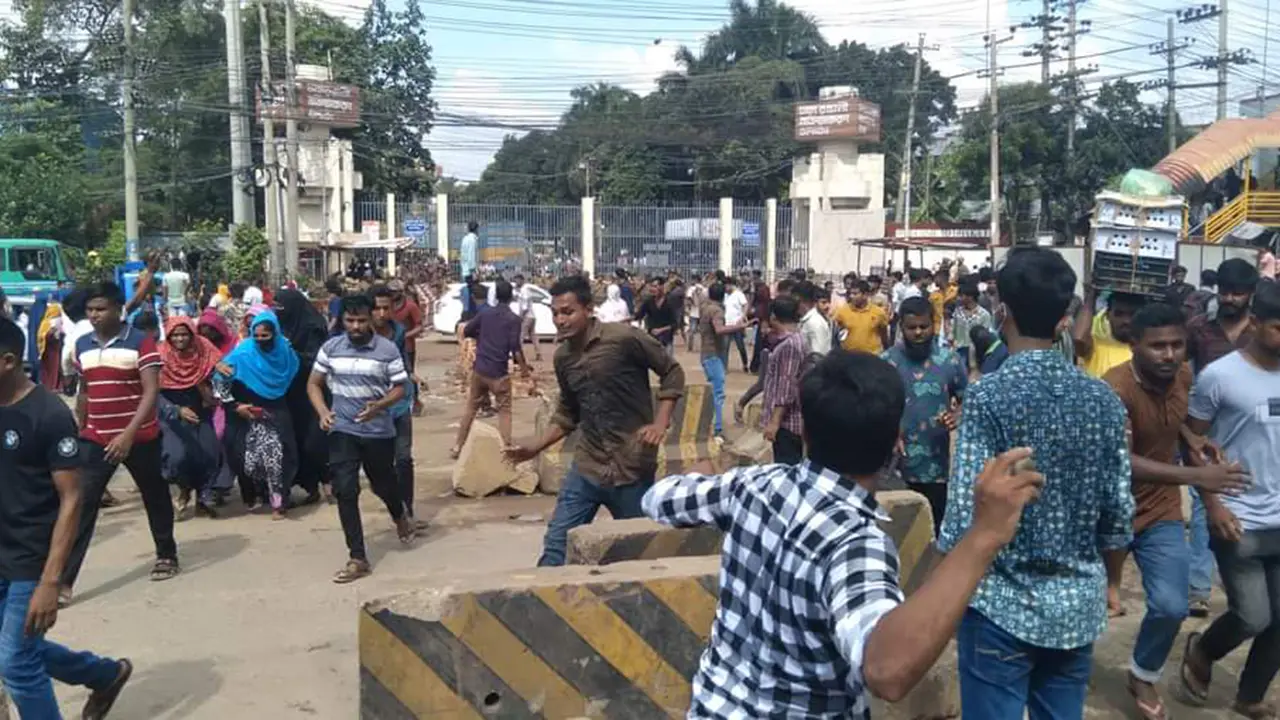 আশুলিয়ায় তিন পোশাক কারখানায় শ্রমিকদের সংঘর্ষ, নিহত ১