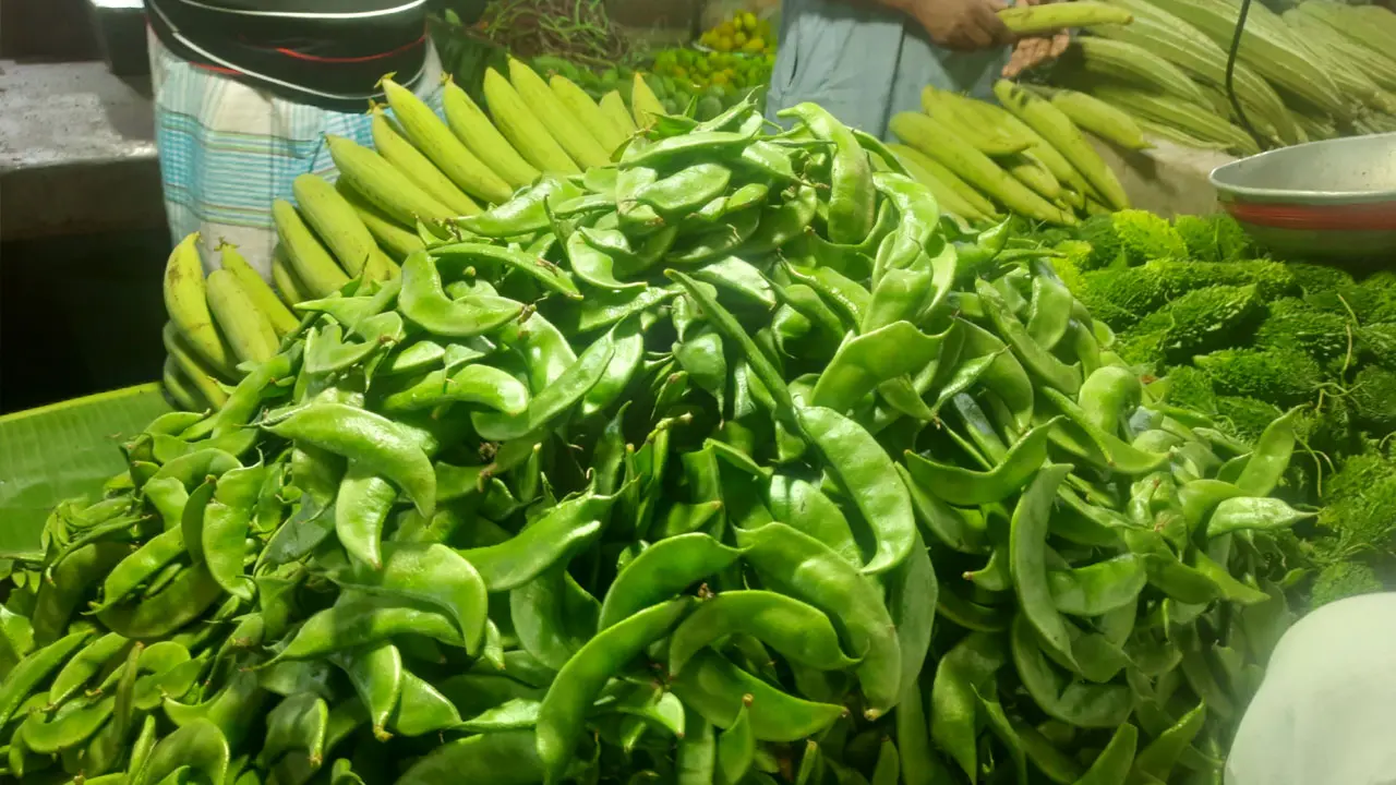 বাজারে বাহারি সবজি, তবুও মিলছে না স্বস্তি