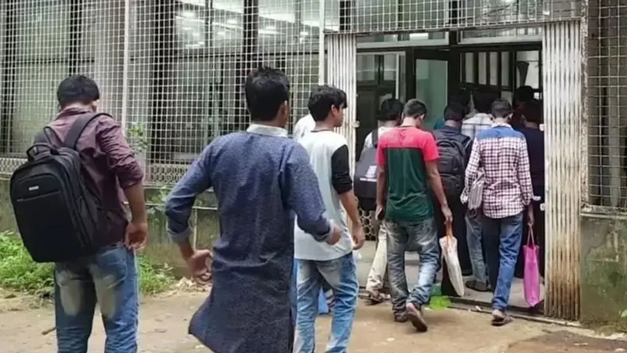 সরকারি চাকরির বয়সসীমা বাড়াতে চাওয়ার পেছনে যুক্তি কী?