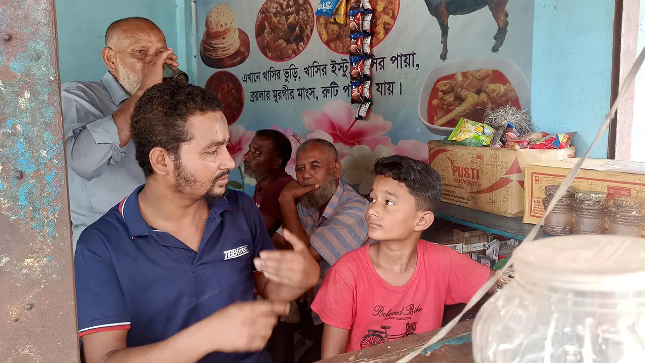 ক্রেতাদের ইশারা আর ঠোঁটের ভাষা বুঝে দোকান চালাচ্ছেন বাবা-ছেলে