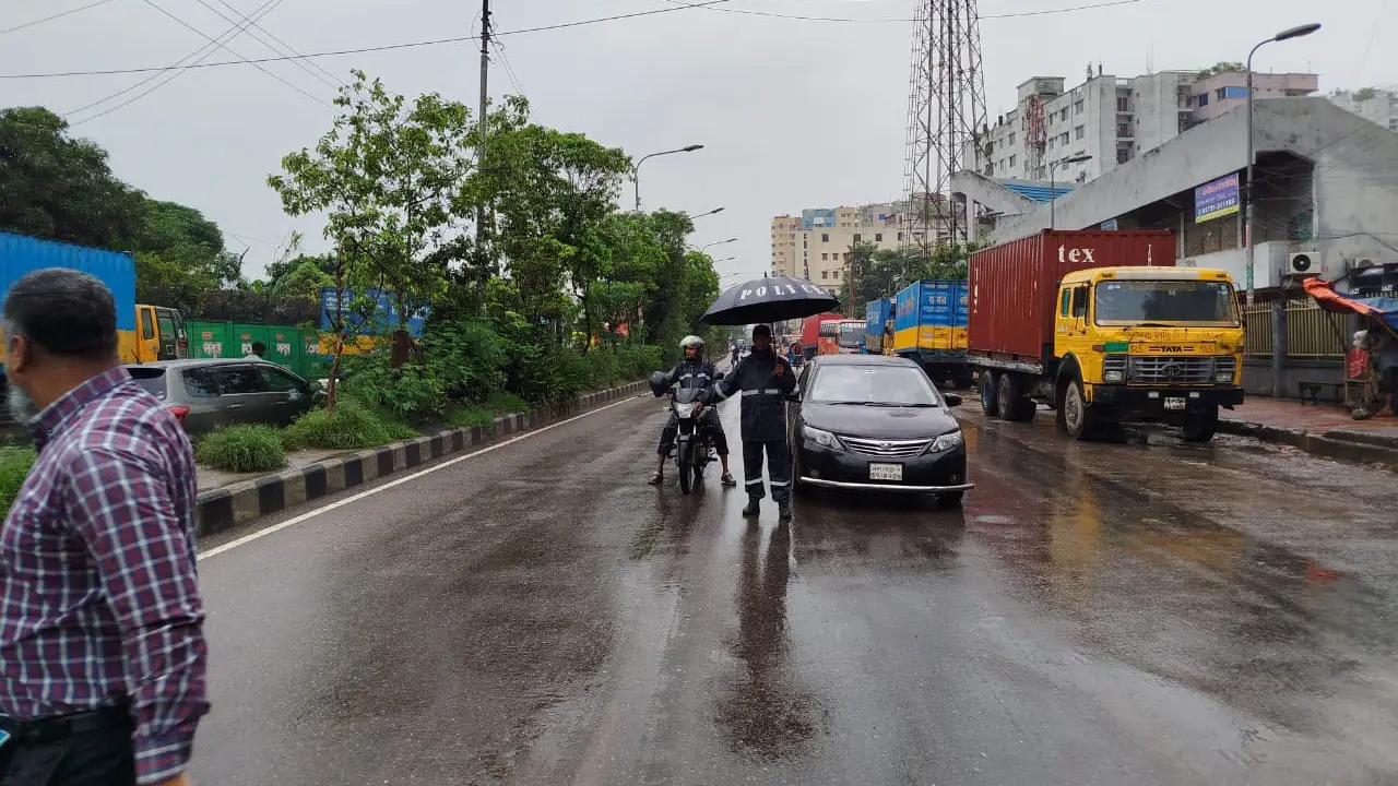 জলাবদ্ধতায় যানজটের চাপ সামলাতে হিমশিম খাচ্ছে পুলিশ