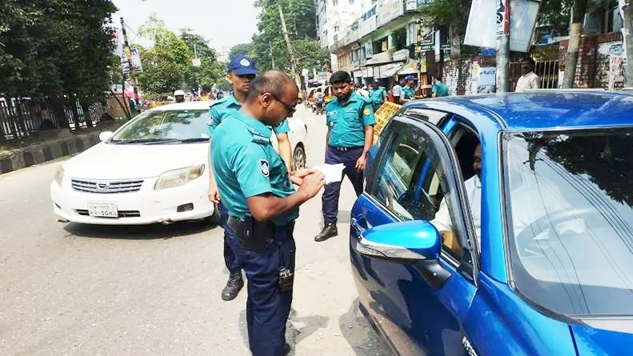 ঢাকায় একদিনে ট্রাফিক আইনে ৭৩৫ মামলা, জরিমানা সাড়ে ২৯ লাখ টাকা